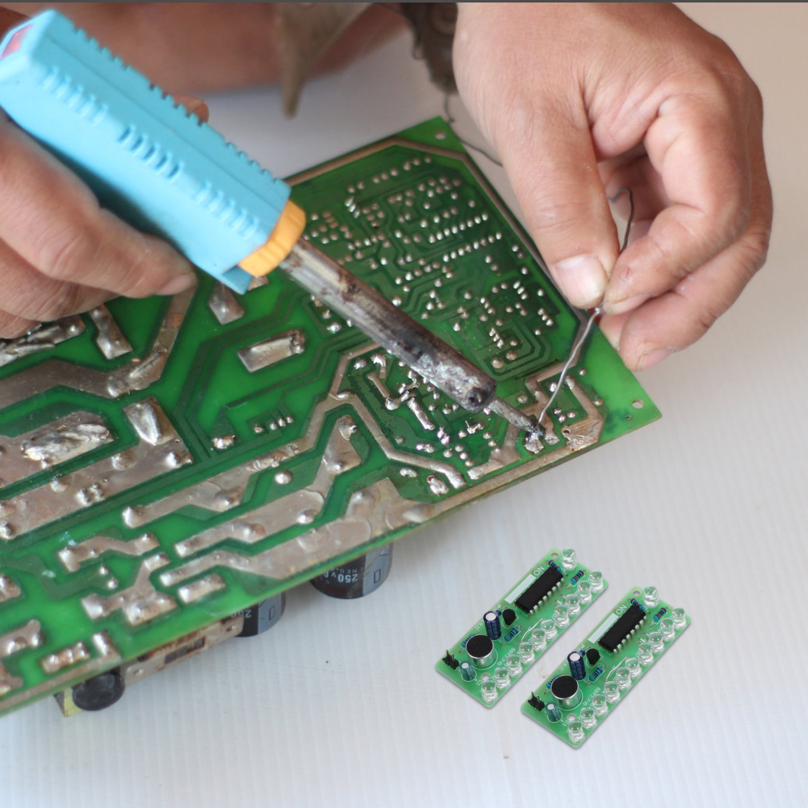Diy With Electronics - مجموعة لحام بإضاءة LED متحركة مع